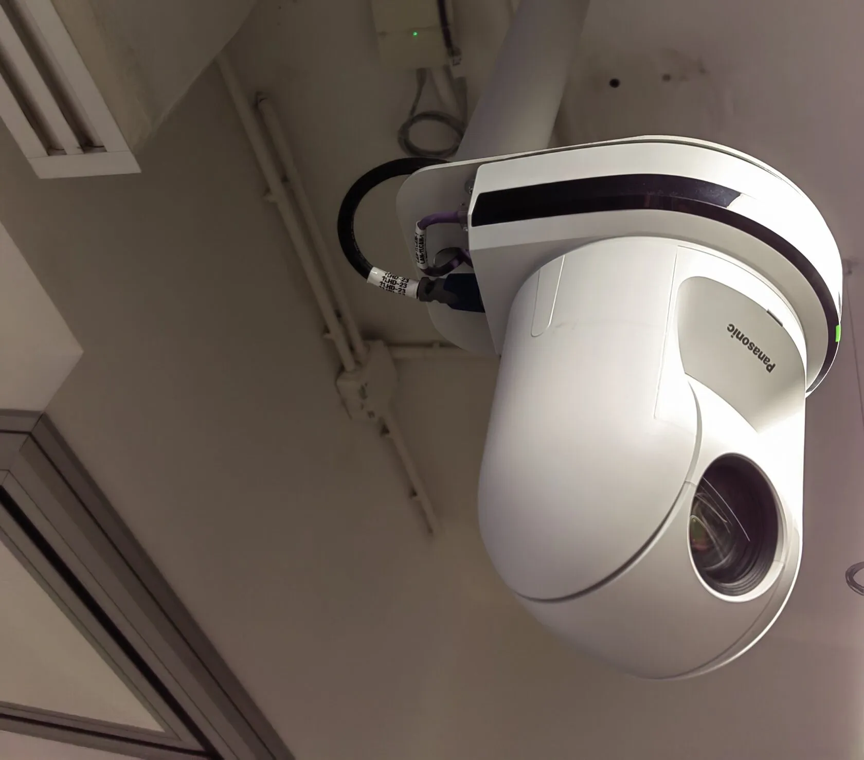 Потолочный кронштейн для PTZ-камеры в интерьере — фото 2